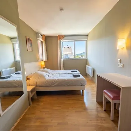 Bright Two Bedroom Duplex *