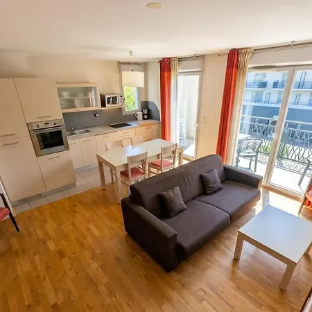 Bright Two Bedroom Duplex *