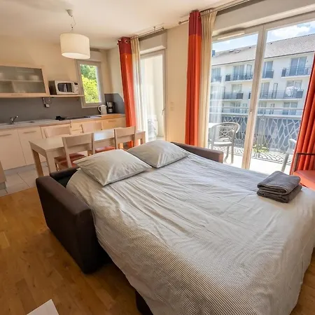 Bright Two Bedroom Duplex شقة *