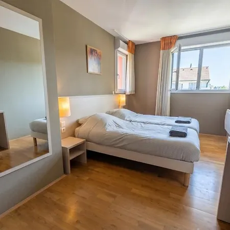 Bright Two Bedroom Duplex شقة